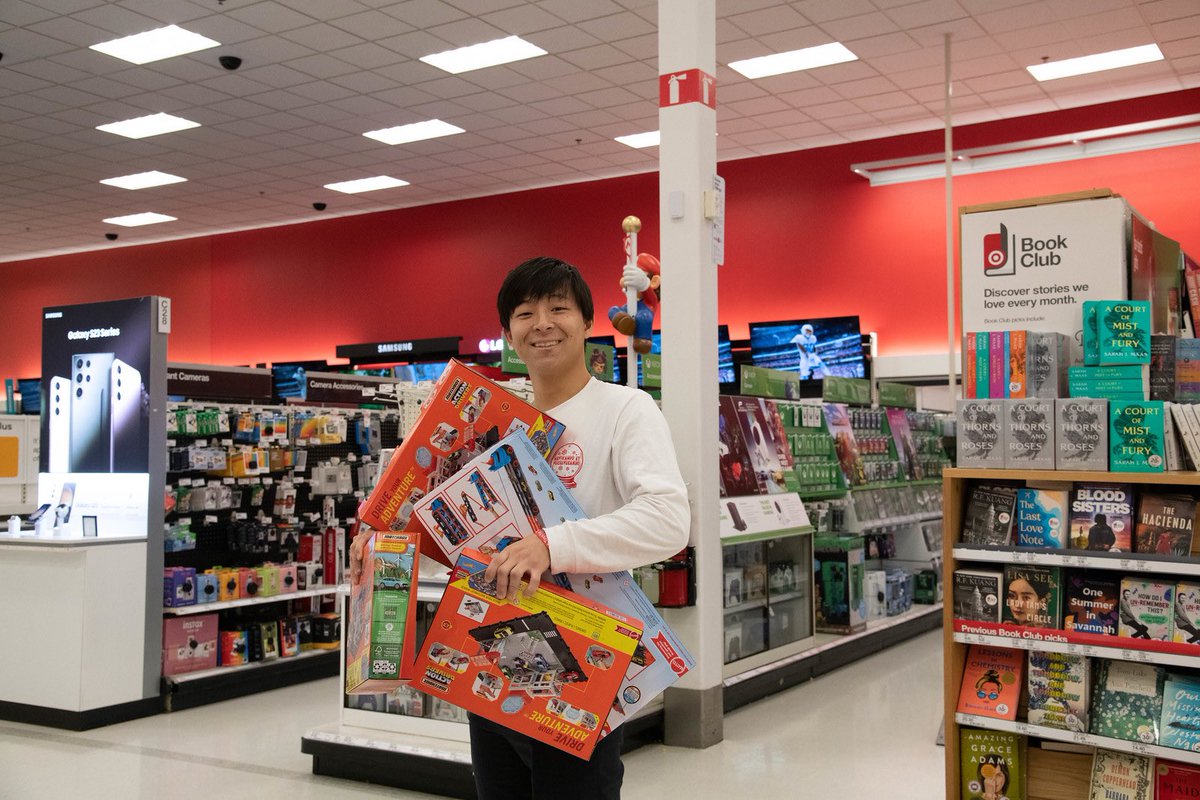 On the eve of winter break, some of our boys went shopping for our annual holiday Toys for Tots drive. Proud of these players for volunteering to help bring joy to a lot of young kids in the greater Hartford area this holiday season. The best gift is in giving! #aofsoccer