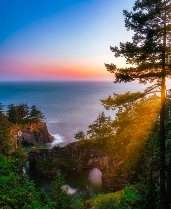 Sunset At The Natural Bridges Overlook

#naturalbridges #oregon #samuelhboardmanstatepark #sunset #pacificnorthwest #pnw #pnwisbeautiful #pnwdiscovered