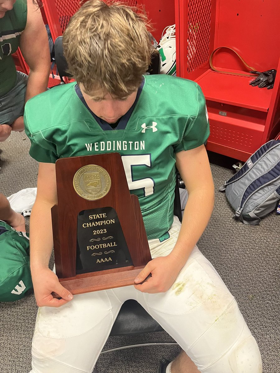 benharrington54's tweet photo. Truly blessed to be a part of such an incredible group! Love these boys! #AGTG #Jobisfinished #statechamps @BigDubFootball https://t.co/IyTyDaL8Qu