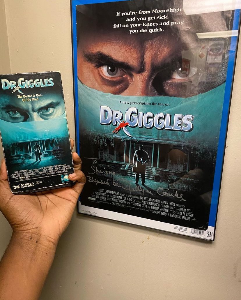 So happy to get my Dr Giggles signed by Holly Marie Combs, this movie is truly an underrated slasher before its time #drgiggles #90shorror #steelcitycon #horrorvhs