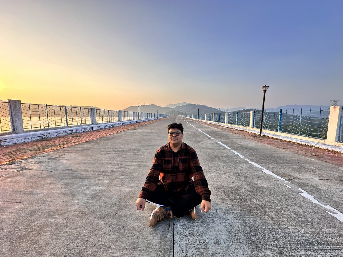 Chasing the first light as it paints the sky with hues of gold over the tranquil lake. 🌅✨ Nature's canvas in the morning glow. #SunriseMagic #LakeViews #NatureBeauty