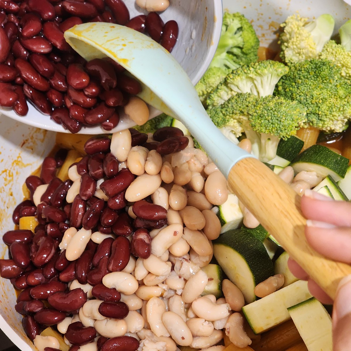 FriendlyCooks's tweet image. Today we made a Hearty Pasta Stew😋with leftover vegetables and ingredients! A big thanks to @aiko_japanesegirl  for the raid, kindness and introducing us to your lovely community! 💛🥘 #twitch #twitchaffiliate #yum #food #cooking #stream #twitchstreamer #twitchtv #cookingtime