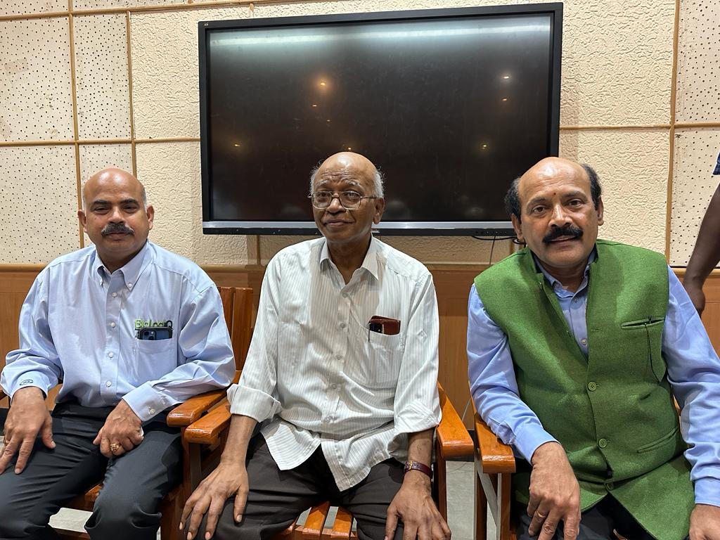 Prof. MLN Rao (@mlnprof) on Twitter photo It paved the way for us to express our deepest #gratitude to our mentor (Professor M. Periasamy), whose incredible #academic & #research training at <a href="/HydUniv/">Univ of Hyderabad</a> shaped our #professional pursuits in many ways. 💐💐🙏🙏 It paved the way for us to express our deepest #gratitude to our mentor (Professor M. Periasamy), whose incredible #academic & #research training at <a href="/HydUniv/">Univ of Hyderabad</a> shaped our #professional pursuits in many ways. 💐💐🙏🙏