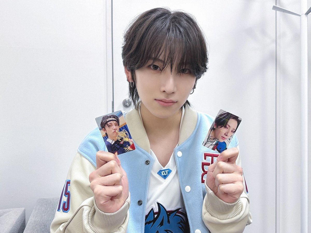 andTEAMofficial's tweet image. 📢 ご応募は明日17:00まで⏰

【&amp;amp;TEAM OFFICIAL FANCLUB LUNÉ MEMBERSHIP会員限定】
枚数限定生産「ナンバリング入り・ホログラムフォトカード」からメンバー直筆サイン入りの [000/500] 番を抽選で18名様にプレゼント🎁
ぜひお見逃しなく💓

👉 andteam-official.jp/posts/news/bno…

#andTEAM
#FirstHowling_NOW