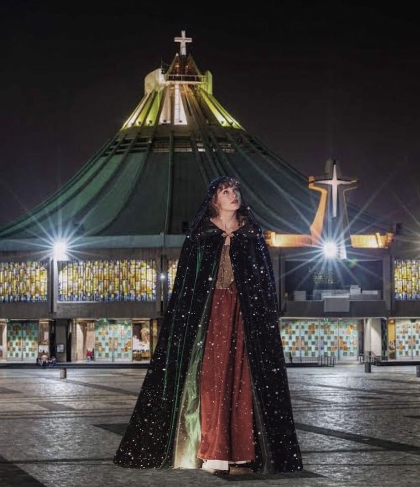 LaPuercaylor's tweet photo. De acuerdo a Billboard Tepito, Taylor Swift ya se encuentra en la basílica para cantarle  las mañanitas la virgen de Guadalupe https://t.co/CjLDhchGav