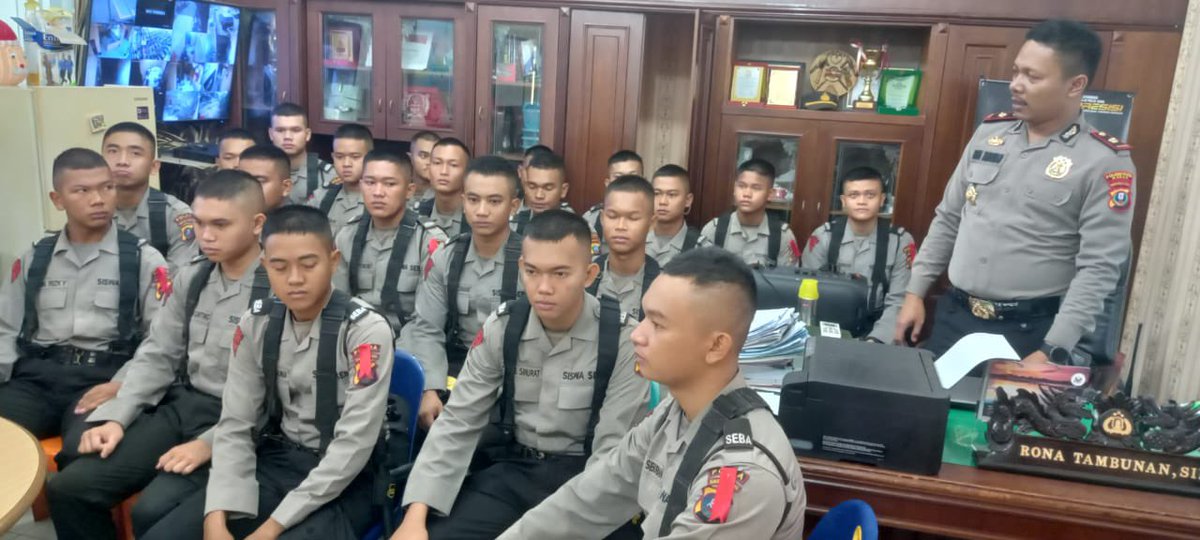 Kapolrestabes Medan melalui Kapolsek Medan Timur melepas siswa Latja SPN Pokda Sumut.
#indonesiadamai
#divisihumaspolri
@polsekmedan_timur
#polri
#polisi
#polripresisi
#polisiindonesia
#polrestabesmedan
#polrestabesmdn
#polrestabesmedanpresisi
#polisimedan