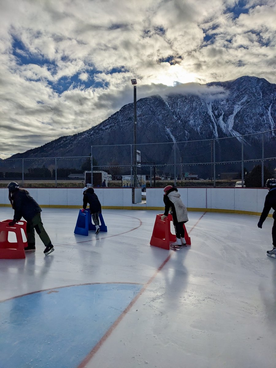Similkameen53's tweet photo. First day of skating for our elementary classes! We are so lucky to have the rec centre only a few blocks away from our school! #SESSProud #SD53 @SSimilkameen @MrsBrowning53 https://t.co/Csc20mdPBG