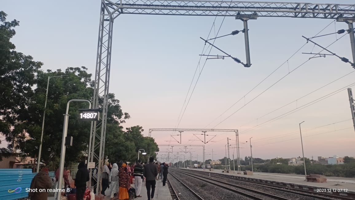 MODRAN_NEWS's tweet image. #जोधपुर मंडल के #समदडी_भीलडी रेल मार्ग के #मोदरान, #मोकलसर व #रानीवाडा रेलवे स्टेशन पर #कोचडिस्प्ले बोर्ड कब लगाया जाएगा?
#कोच_डिस्प्ले बोर्ड नही लगा होने से ट्रेन आने पर यात्रीयों कोच ढुडने के लिए बडी भाग दौड करना पडता है कई बार यात्री दुर्घटना ग्रस्त भी हो जाते है
@RailwaySeva