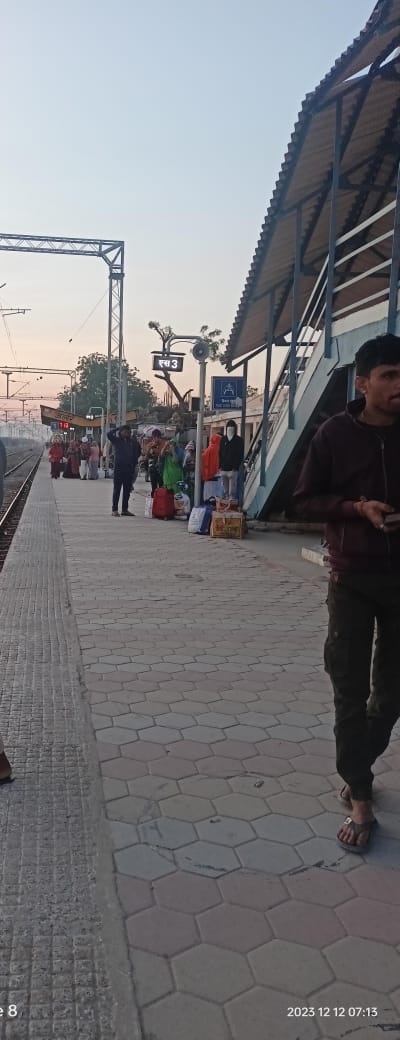 MODRAN_NEWS's tweet image. #जोधपुर मंडल के #समदडी_भीलडी रेल मार्ग के #मोदरान, #मोकलसर व #रानीवाडा रेलवे स्टेशन पर #कोचडिस्प्ले बोर्ड कब लगाया जाएगा?
#कोच_डिस्प्ले बोर्ड नही लगा होने से ट्रेन आने पर यात्रीयों कोच ढुडने के लिए बडी भाग दौड करना पडता है कई बार यात्री दुर्घटना ग्रस्त भी हो जाते है
@RailwaySeva