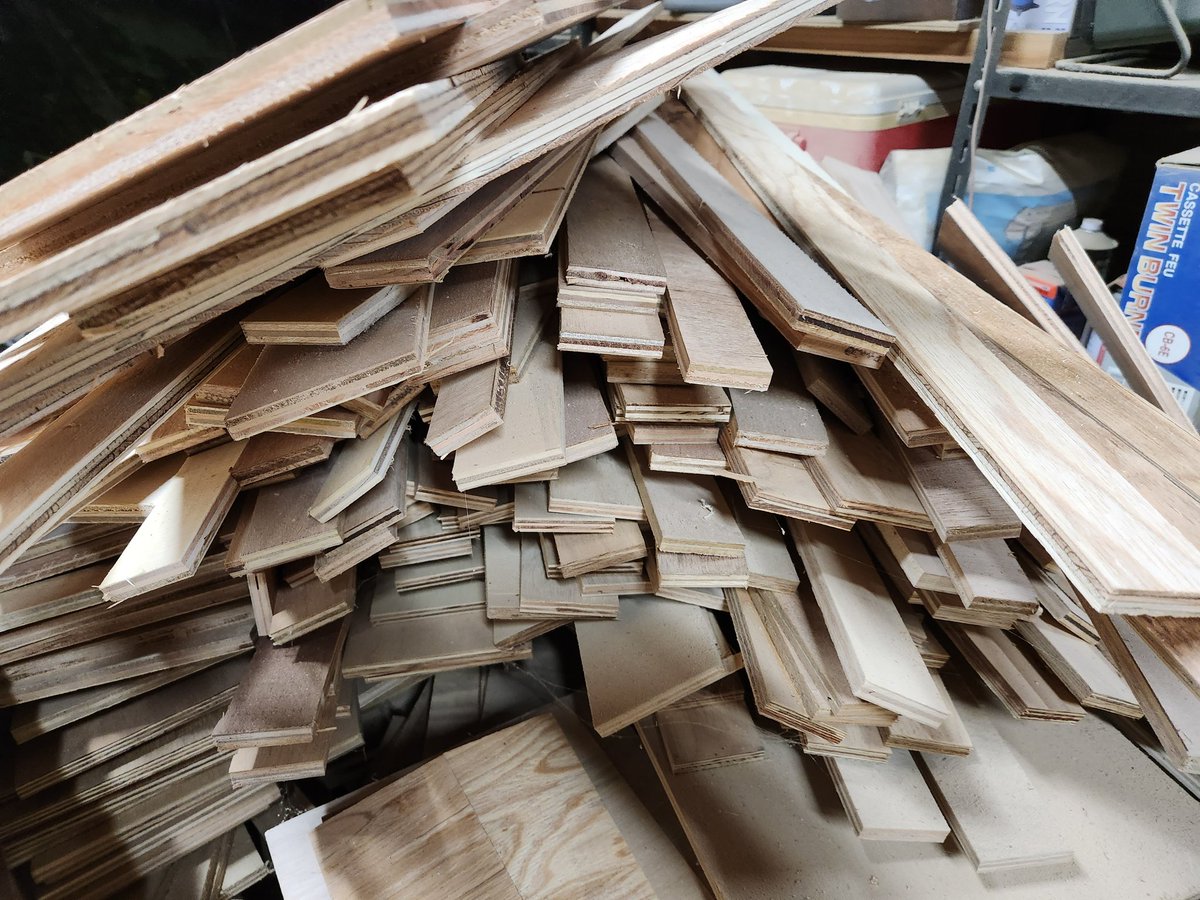 ベッドキット作製ででた大量の端材ですが、どなたかご入用ないでしょうか。無料で、お渡しできますし、大量引き取りでしたらお届けも可能です。
#木材　#端材　#ベニヤ板