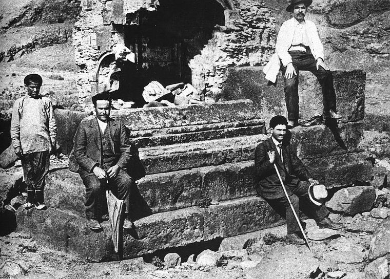Martiros Saryan (who holds a staff) in the tomb of king Ashot III, #Armenia reached the height of its golden era during his reign. King Ashot's tomb stood until at least 1920. @artistsarian 
(It was located near the Horomos monastery, near Ani, #WesternArmenia