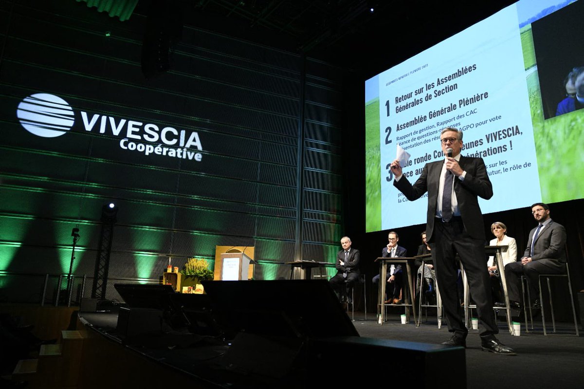 [#Thread] Christoph Büren, Président de VIVESCIA, ouvre l’Assemblée Générale Plénière de la #Coopérative avec un retour sur le cycle des #AGSection, véritable moment de dialogue entre les élus, les agriculteurs-coopérateurs et l'équipe de direction avec notamment plus de 180
