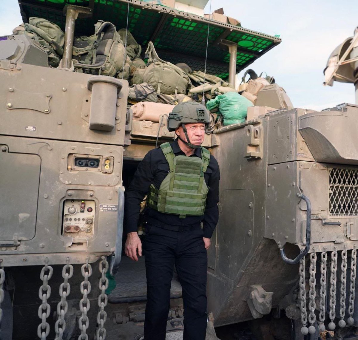 صورة تحاكي واقع الجيش الإسرائيلي الرعديد
وزير الحرب الصهيوني يزور غزة، وهو ينزف رعباً، ويختبئ خلف حديد الدبابة.