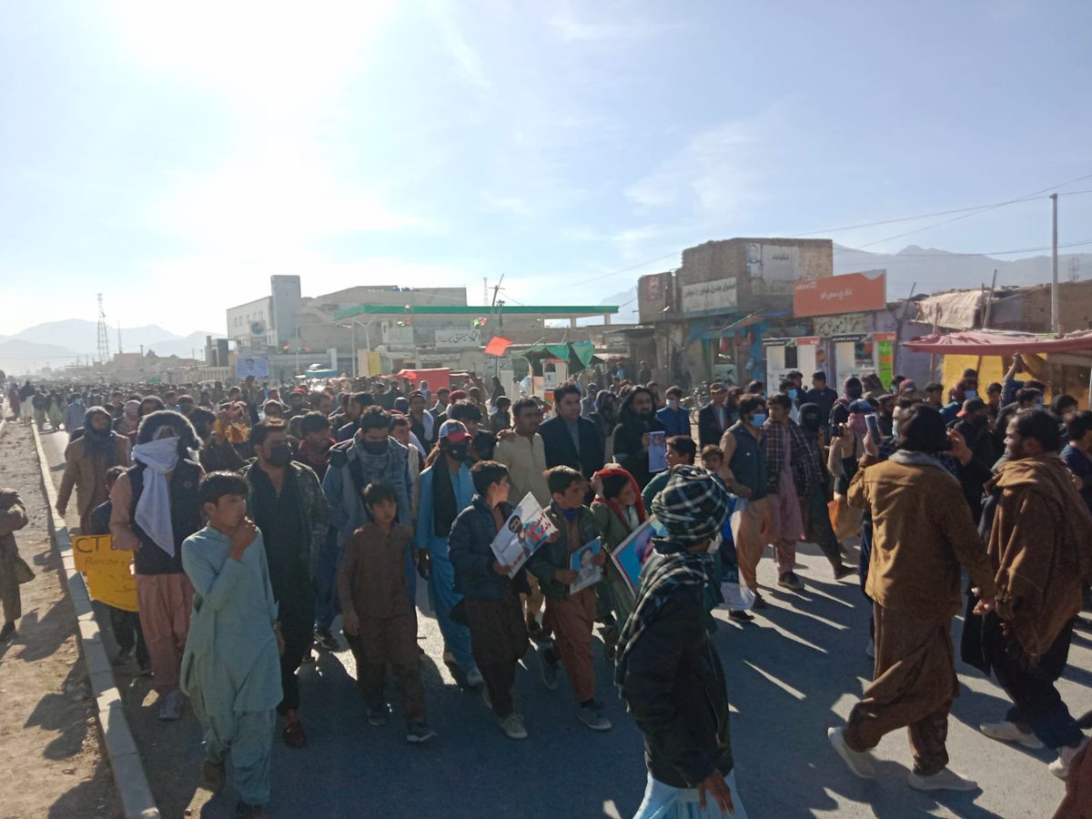BYCKech's tweet photo. تاریخ ساز لانگ مارچ سے تحریک کے 20ویں دن شال(کوئٹہ) سے تاریخ ساز مناظر

ہزاروں کی تعداد میں خواتین، بزرگ اور نوجوان اس وقت ریلی میں شرکت کر رہے ہیں۔

ریاستی دہشتگردی کے خلاف اس وقت پورا شہر نکل چکا ہے اور تحریک کا حصہ بن چکا ہے۔

بلوچ قوم نے ریاستی دہشتگردی مسترد کر دی ہے اور اس کے خلاف جدوجہد کا اعلان کر دیا ہے۔ ریاستی دہشتگرد فورس کو اپنی دہشتگردی روکنی ہوگی۔

#MarchAgainstBalochGenocide