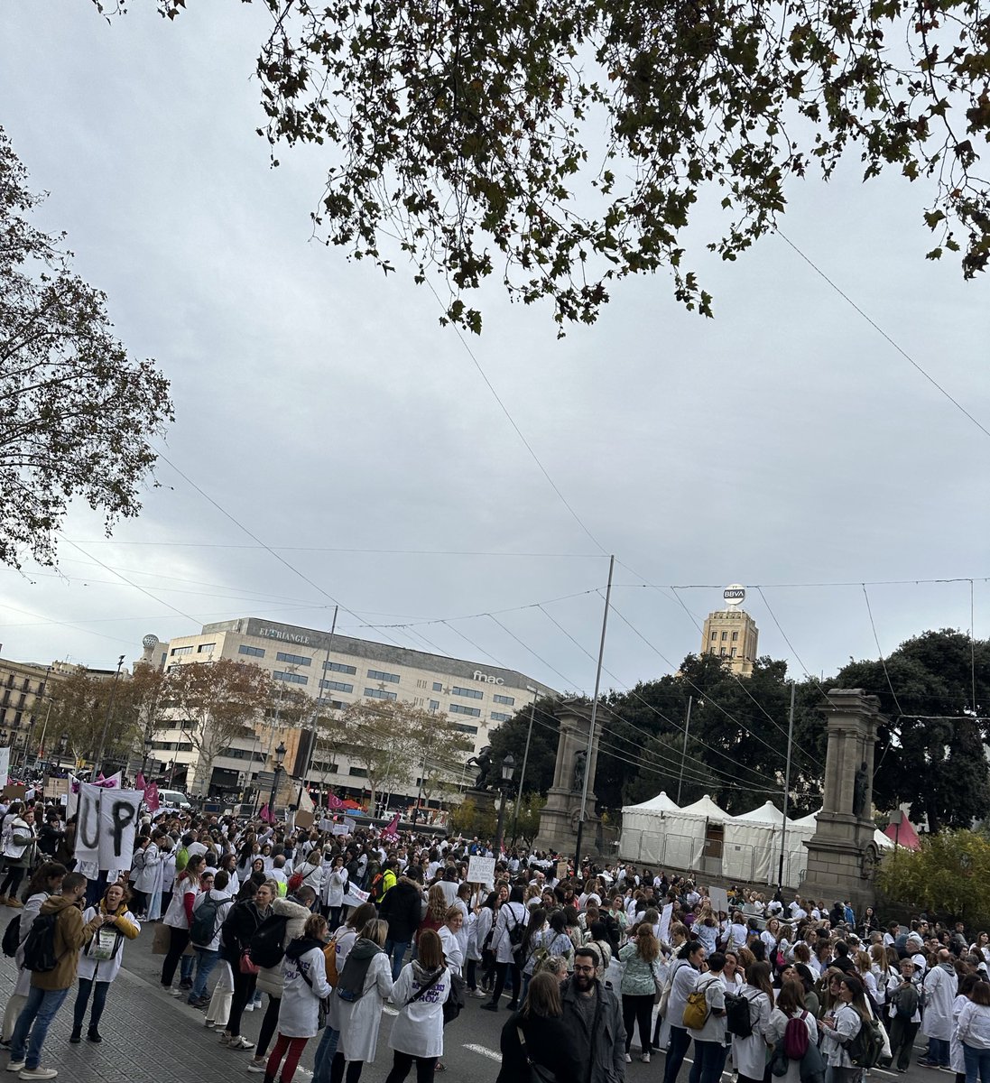 enferactive's tweet photo. Huelga indefinida en Cataluña.

Las enfermeras van a la huelga debido al agravio en el tercer acuerdo del ICS en el que no se reconoce la profesión. Un acuerdo que solo crea aún más diferencias entre colectivos.

Ojalá se traduzca a nivel nacional.

#lesinfermeresdiemprou ✊🏽 https://t.co/sqsyyHBhwM