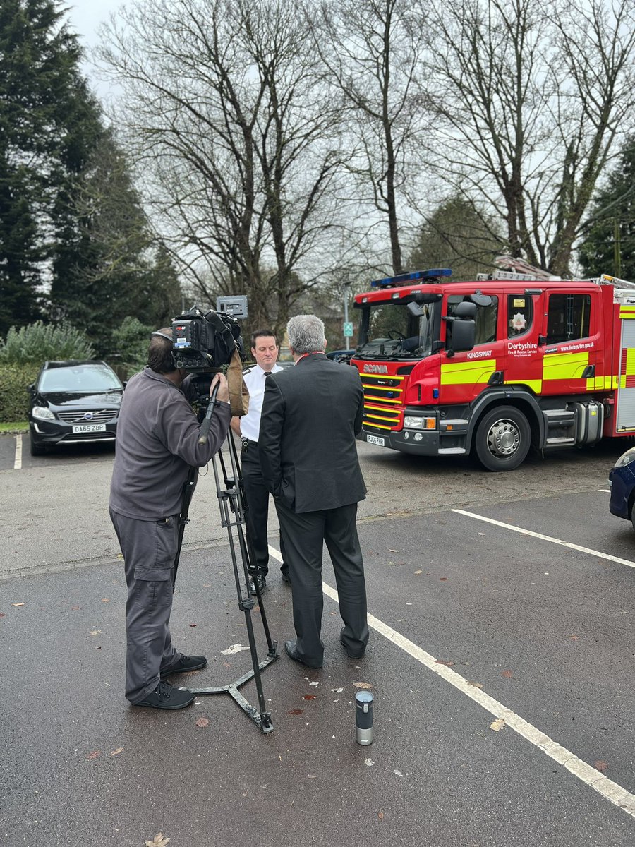 Great to catch up with @SimonHareBBC from @bbcemt this morning with our lovely friends at @RoyalSchoolDD He’s at the school covering a collaboration between the school and @DerbyshireFRS which could be lifesaving for members of the deaf community.