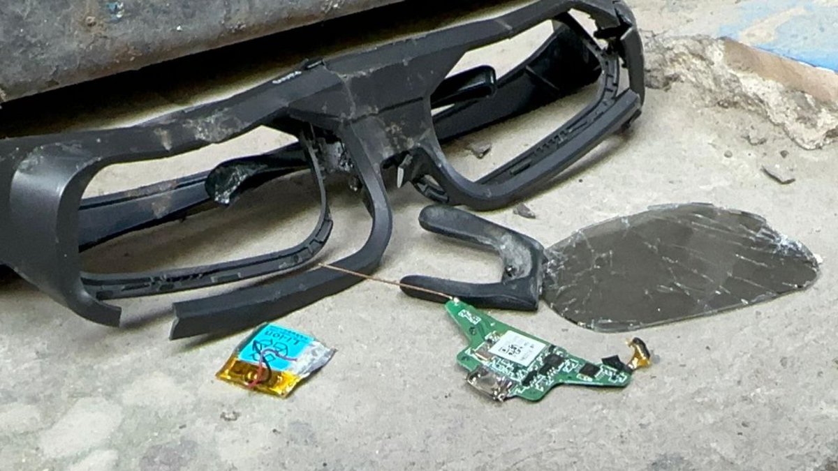 نظّارة قام الاحتلال بتوزيعها على الأطفال أثناء خروجهم من مراكز الإيواء في مخيم جباليا، وعند متابعتها من الجهات المختصّة تم العثور بداخلها على شرائح الكترونية
#غزة_تحت_القصف