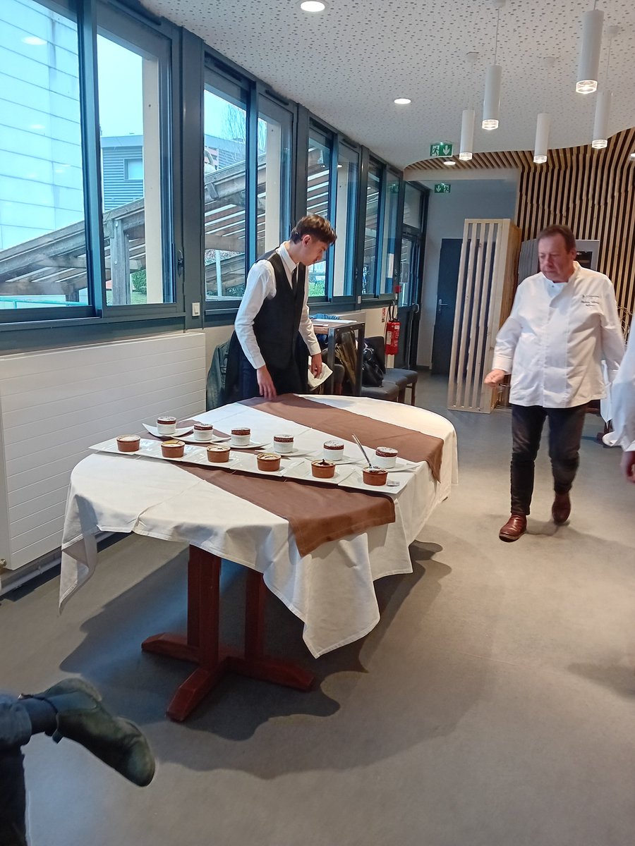 Par ce temps pluvieux, le <a href="/LPDelphineGay23/">Lycée des Métiers Delphine Gay</a> a vu les choses autrement aujourd'hui et plutôt côté cuisine  !
Ce lundi 11 décembre 2023, se tenait le concours des Toques Blanches. 📷Le retour en images...c'est maiiintenant !!!!