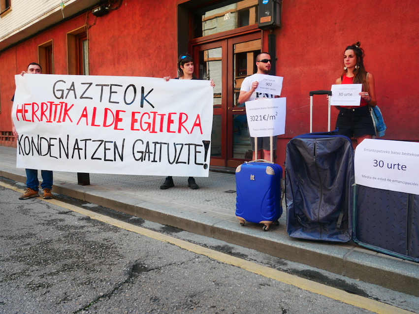 GetxokoEHBildu's tweet photo. 🏘️ Getxon ditugun etxebizitza hutsak mobilizatzeko neurriak proposatu ditu EH Bilduk. 

Gure herrian 900 etxebizitza huts baino gehiago ditugula aurreikusten da. Beharrezkoa da neurriak hartzea, Plentzian edo Donostian egin duten bezala.

Info 👉 https://t.co/zN01iKgOle https://t.co/dKK7rNmJsM