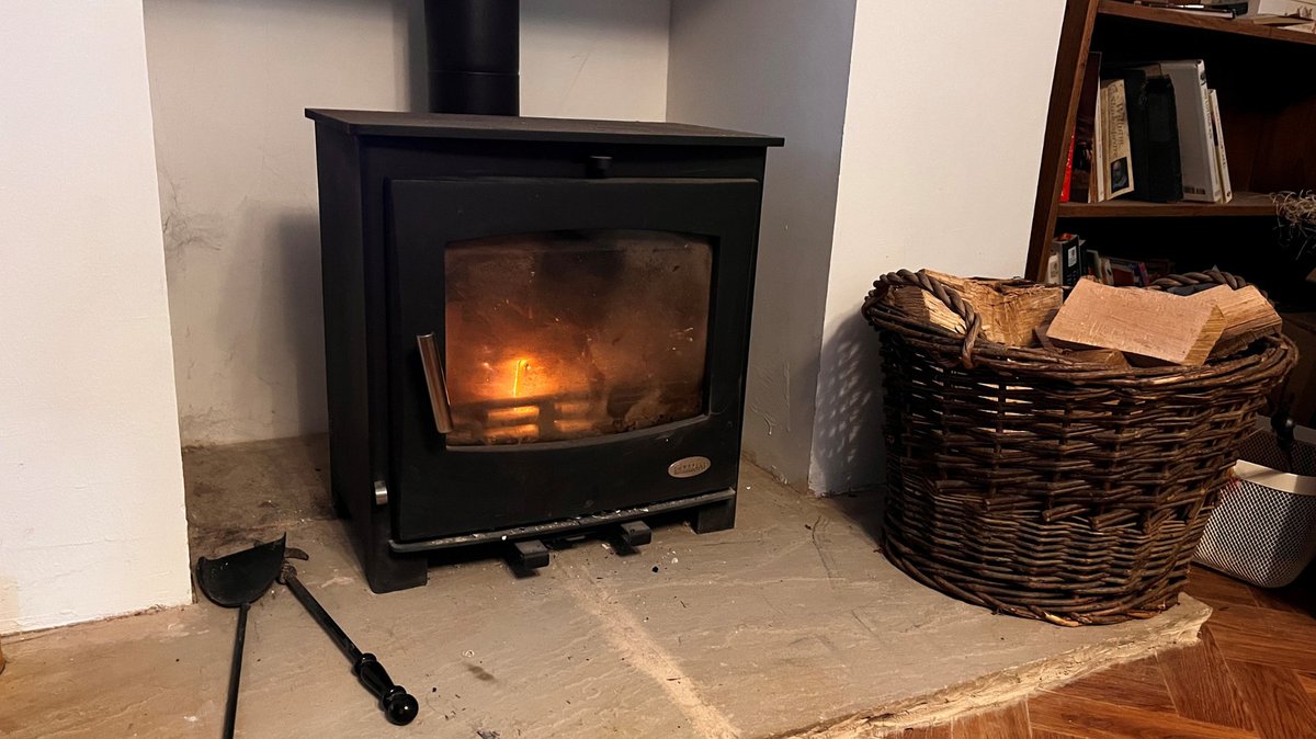 As the temperature drops, the use of log burners and stoves goes up. Lincolnshire’s fire service is asking residents to use them carefully and make sure they are properly installed and maintained. Read more: bit.ly/3BcwijY