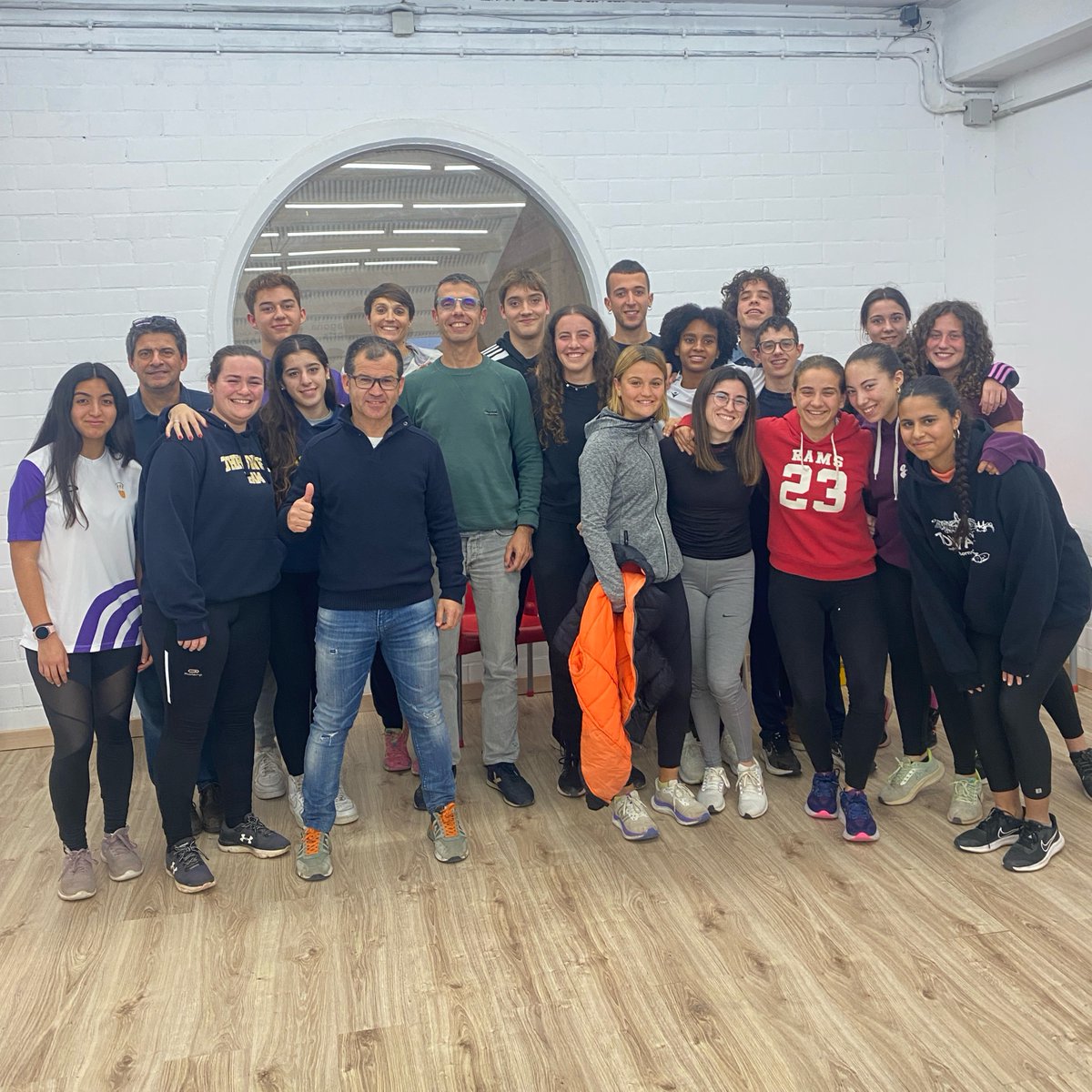 🗣️ Segunda sesión con atletas del <a href="/CATarragona/">Club Atletisme Tarragona</a> 

🧠 Hábitos de trabajo, Objetivos + plan de acción, rutinas y visualizaciones.

🤗 Destacar la implicación de tod@s

🔝 1000 GRACIAS al club por la confianza

setudecide.com/2023/12/12/gen…