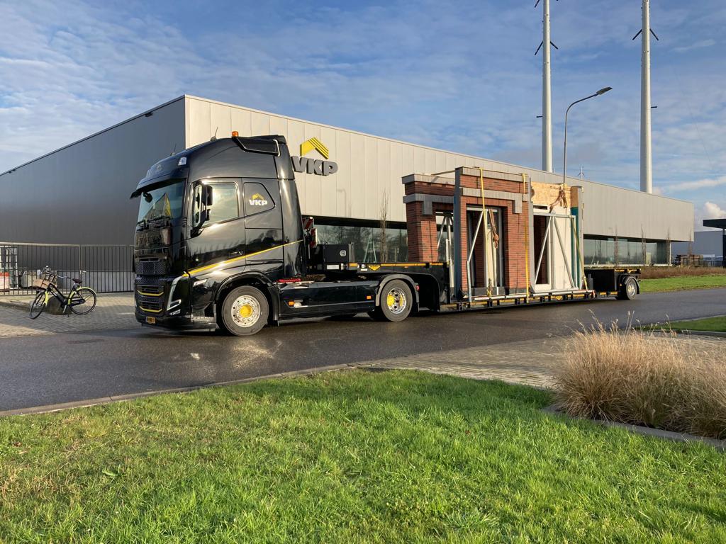 Vorige week was de officiële overdracht van onze nieuwste vrachtwagen. Arjen en Sjaak hebben deze aanwinst in ontvangst mogen nemen!

#latenwesamenbouwen #WijZijnVKP