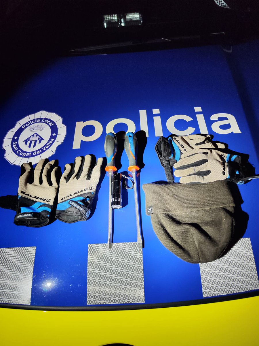 policiastc (@policiastc) on Twitter photo Policia local dete 2 persones infraganti saltant tanca d’una casa a Mirasol. Anaven preparats gorros, guants i eines. Ahir a la tarda en el dispositiu policia local i mossos. <a href="/policiastc/">policiastc</a> <a href="/ajsantcugat/">Aj. Sant Cugat</a> <a href="/mossos/">Mossos</a> <a href="/bernatpicornell/">Bernat Picornell Grenzner</a> <a href="/josepmvalles/">Josep Maria Vallès</a> <a href="/jjcortesgarcia/">Juanjo Cortés García</a> <a href="/EMDValldoreix/">EMD de Valldoreix</a> Policia local dete 2 persones infraganti saltant tanca d’una casa a Mirasol. Anaven preparats gorros, guants i eines. Ahir a la tarda en el dispositiu policia local i mossos. <a href="/policiastc/">policiastc</a> <a href="/ajsantcugat/">Aj. Sant Cugat</a> <a href="/mossos/">Mossos</a> <a href="/bernatpicornell/">Bernat Picornell Grenzner</a> <a href="/josepmvalles/">Josep Maria Vallès</a> <a href="/jjcortesgarcia/">Juanjo Cortés García</a> <a href="/EMDValldoreix/">EMD de Valldoreix</a>