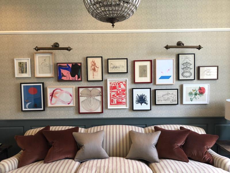 Picture_Frames's tweet photo. Add a touch of creativity to any room with a gallery wall 🖼️✨
Mix and match picture frame styles for a unique look!
📸Cramer and Bell
#customerphoto #pictureframing #frames #art #framedart #photoframes #photo #creative #customframe #bespokeframe #Interiordesign #walldecor https://t.co/eUlD4eW6ij