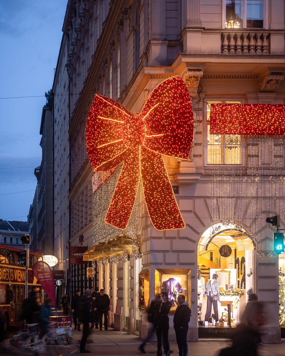 Welcome to the most wonderful time of the year! ❤️✨ #ViennaNow