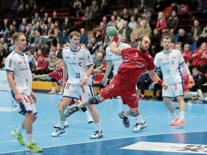 MHarloff2023's tweet image. Handball 🤾 Zum Start in die Woche  Wochenstart

DRITTLIGIST WHV UNTERLIEGT DEM VFL GUMMERSBACH II

Kreisläufer Duncan Postel erzielte am Samstag sechs Tore für den WHV. Am Ende aber triumphierte der VfL Gummersbach II verdient mit 32:27 Toren.

#DHB #HSV #Füchse #THW #Lemgo