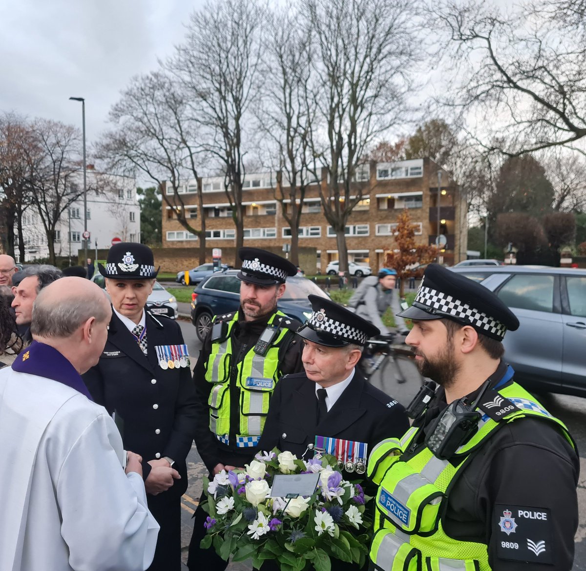 Today is the 35th anniversary of the #ClaphamJunction rail disaster where 35 people lost their lives & nearly 500 were injured. At the memorial in Spencer Park @BTPChief laid a wreath on our behalf this morning as we reflect & remember those who were impacted on that tragic day.