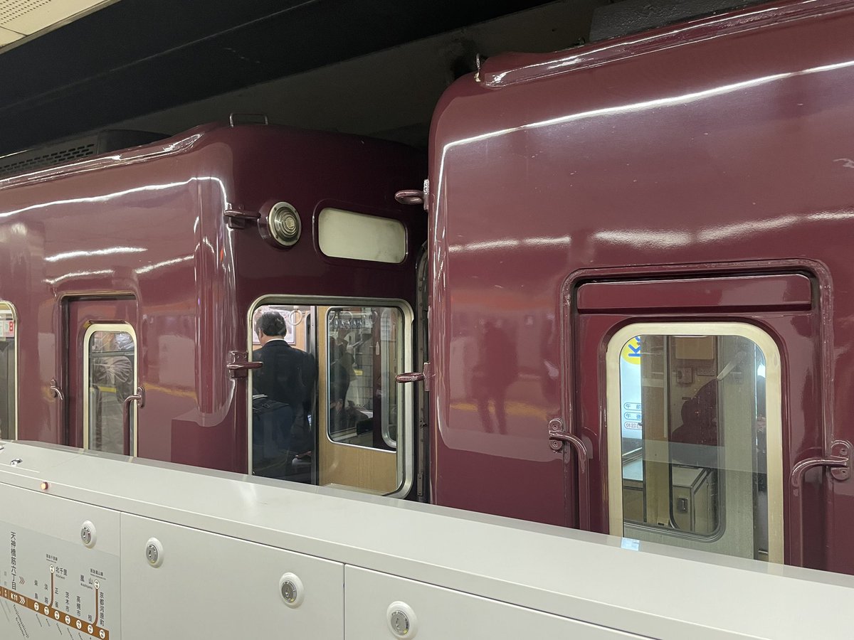 miyaharashako's tweet image. 今更で申し訳ない。阪急5300系統の乗務員扉初期車と更新車で違うんやな！上の出っ張り有り無しの違い。