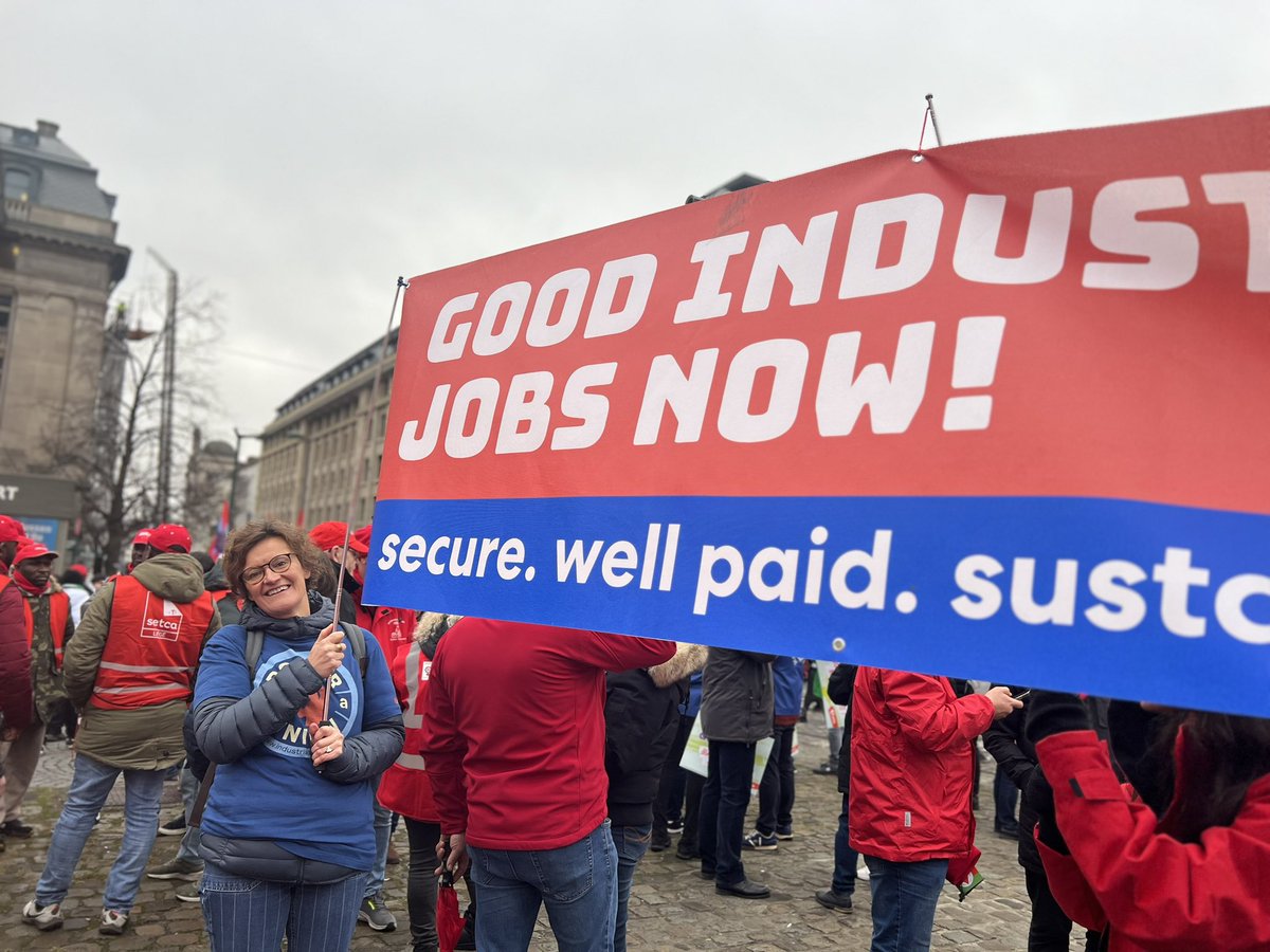 industriAll_EU's tweet photo. In #Brussels today we stand with all our brothers and sisters from across Europe 🇪🇺 and say NO 🛑 to austerity ✋

We want social justice
Want a #FairDealForWorkers https://t.co/SWV0zxVRqc