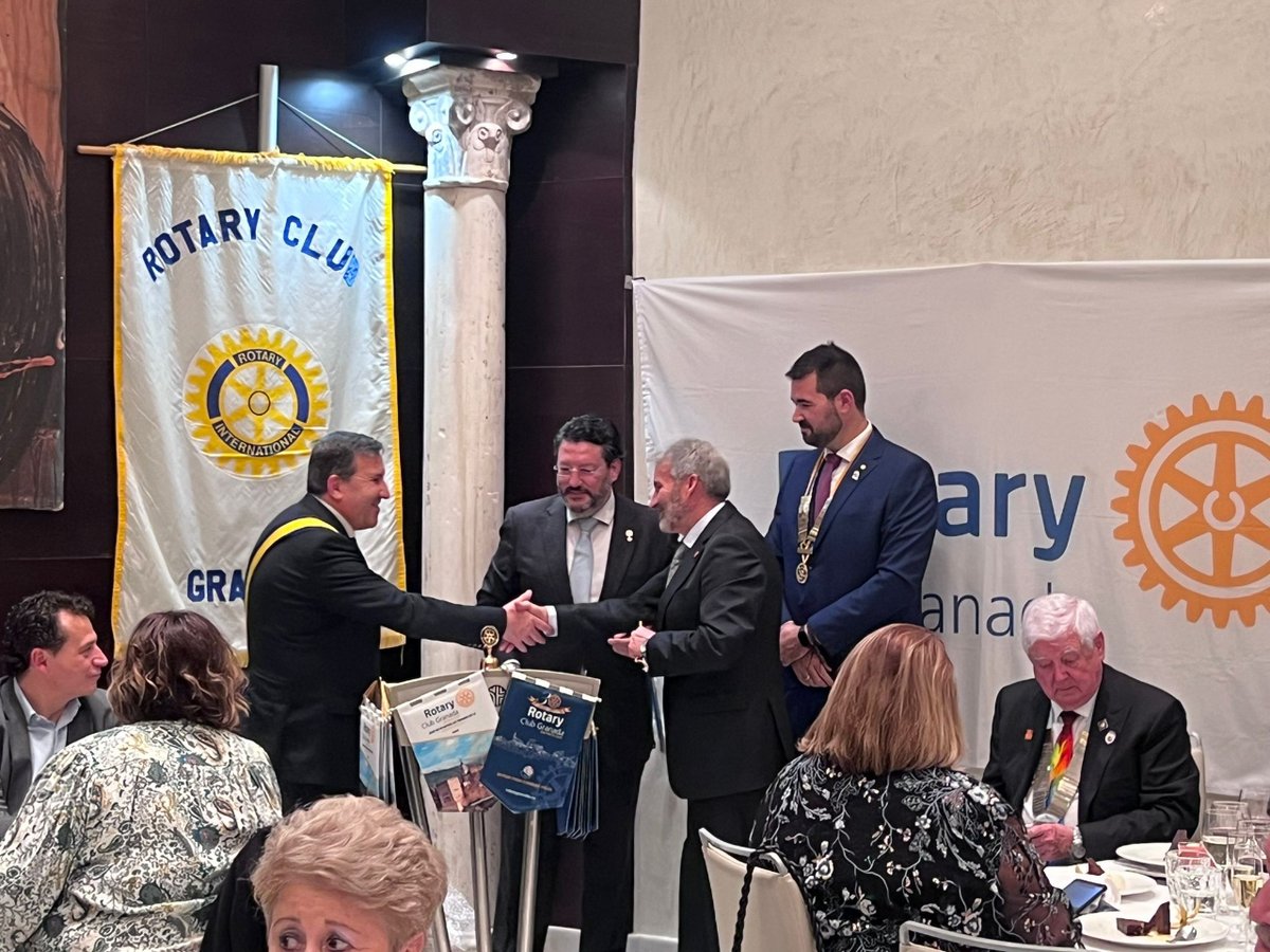 ASOCIACÍÓN GRANADOWN (@granadown) on Twitter photo Nuestro presidente Paco ha recibido en nombre de DOWN Granada el banderín de <a href="/Rotarygranada/">Rotary Club Granada</a>, en reconocimiento a nuestro compromiso hacia la inclusión y el bienestar de la comunidad.
Agradecemos a Club Rotary su constante apoyo.
#DownGranada #ClubRotaryGranada #CompromisoSocial Nuestro presidente Paco ha recibido en nombre de DOWN Granada el banderín de <a href="/Rotarygranada/">Rotary Club Granada</a>, en reconocimiento a nuestro compromiso hacia la inclusión y el bienestar de la comunidad.
Agradecemos a Club Rotary su constante apoyo.
#DownGranada #ClubRotaryGranada #CompromisoSocial