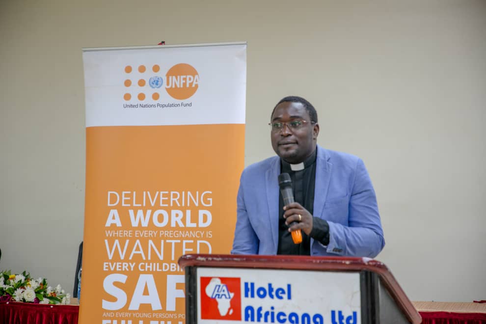 afriyan_uganda's tweet photo. While communicating to young people about issues of #SRHR, Rev @MugaluNathan explained in-depth the approaches which they use while intervening in issues of HIV, teenage pregnancy and GBV while emphasising the strategies to meet their diverse needs.
#IntergenerationalDialogue23 https://t.co/vTQ4CrGBZm