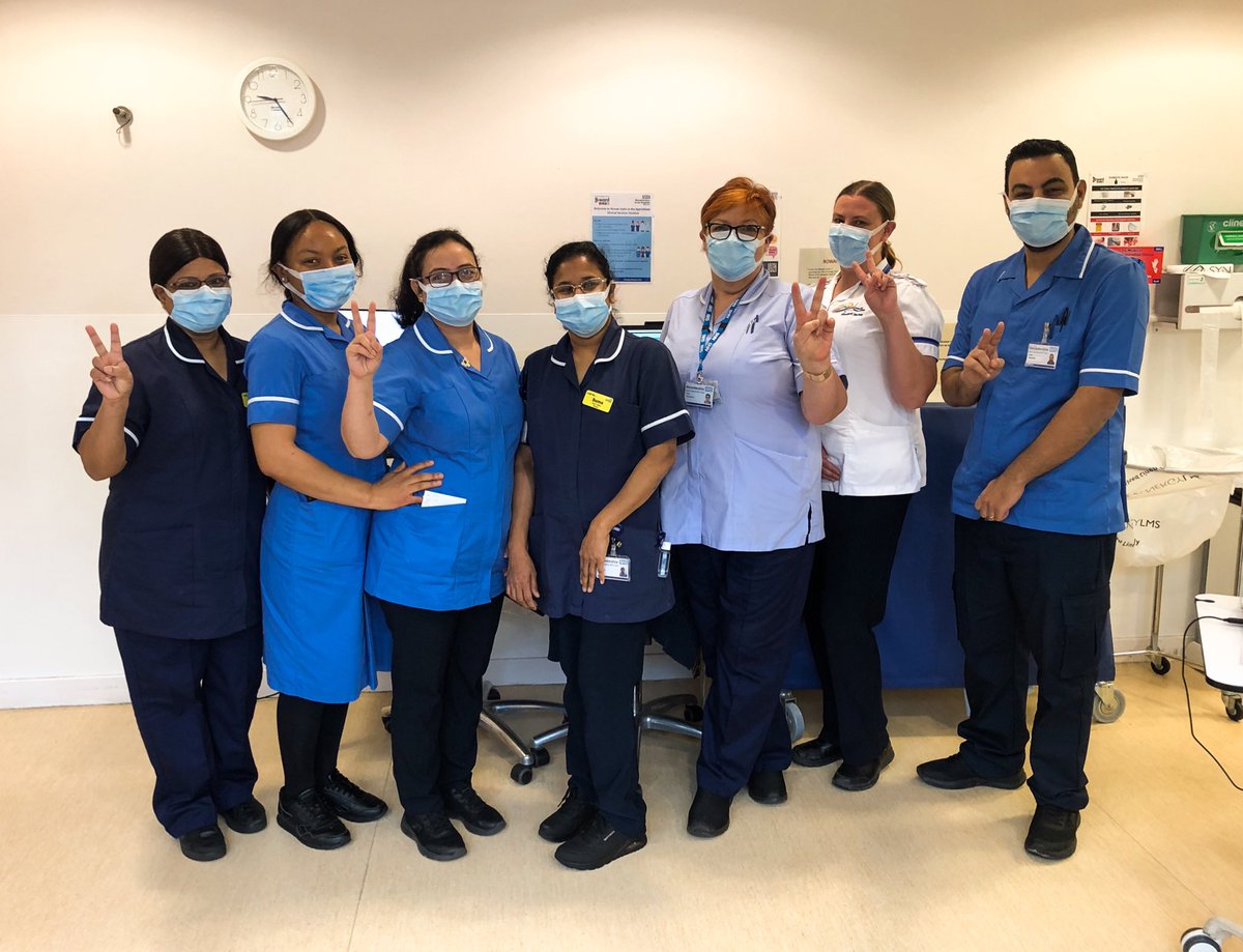 @scalpcooling The new recruits on the Rowen Suite at Worcester Royal Hospital receiving formal training this morning @WorcsAcuteNHS - the site have also announced they intend to upgrade their scalp coolers very soon - all the best guys! ✌🏾💙 #changingthefaceofcancer