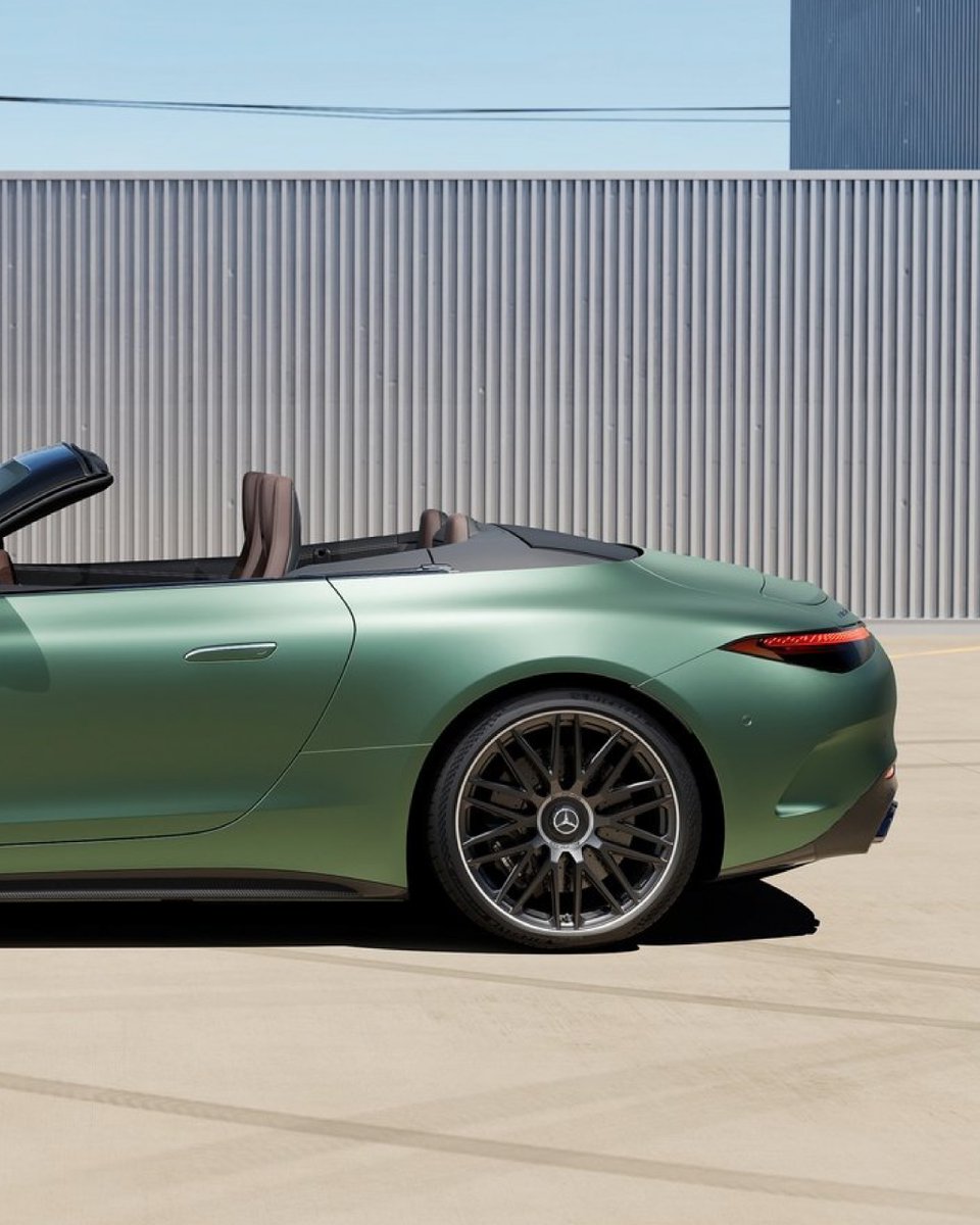 CarWale's tweet image. Meet the most powerful #MercedesAMGSL ever! It's called the #SL63 that now gets an electrified powertrain!
-4.0-litre twin-turbocharged V8: 805bhp/1420Nm
-Rear-axle steering
-Ceramic composite brakes with bronze calipers
-0 - 100kmph: 2.9 seconds
-Name badges in red

#CWPhotos