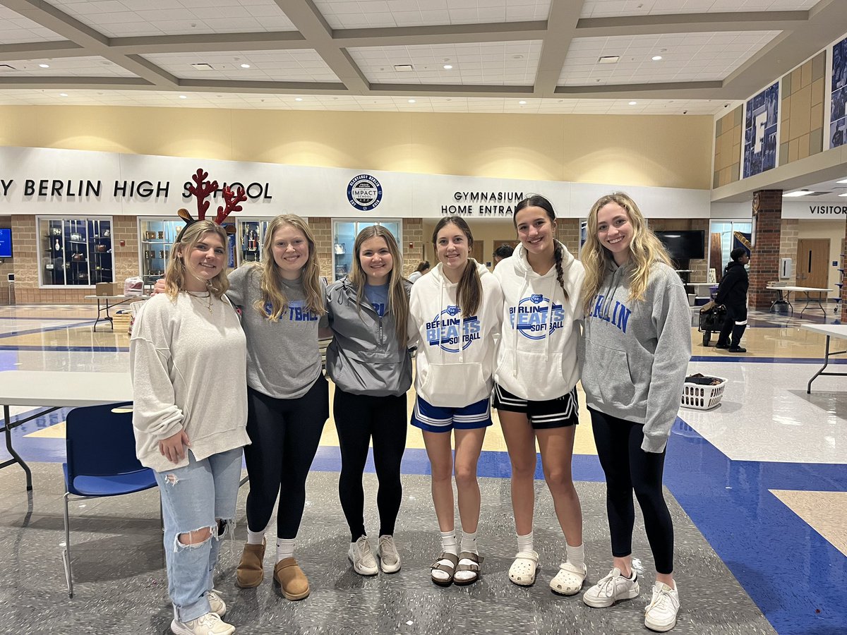 We had a massive fundraiser run by an amazing woman for our softball girls! Here’s a group that worked the afternoon to help raise funds for the sport they love! 

#clawsup
<a href="/BerlinBearsSB/">Berlin Bears Softball🥎</a>