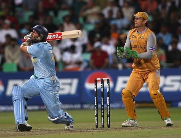 Happy Birthday #YuvrajSingh 🔥 The day he sent Aussie bowling lineup to Academy with his 70 off 30 balls Brett Lee, Mitch Johnson, Nathan Bracken were the admissions🔥🔥🔥