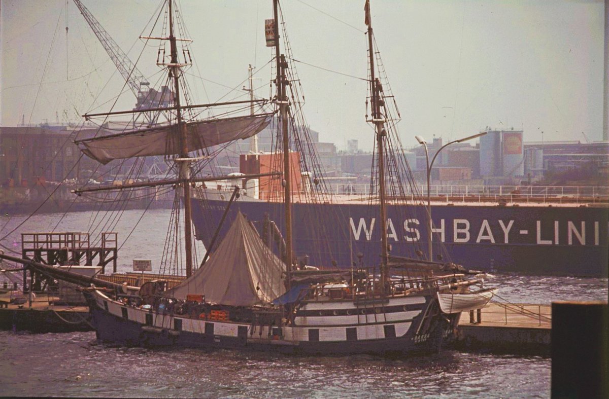 #Hamburg - Hafenansicht in den 1970er Jahren. Im Hintergrund läuft die Henry Stahl der Washbay Linie ein. Die Washbay Linie nahm ab 1952 ihren Dienst auf, jedoch reicht die Geschichte bis ins Jahr 1924 zurück, als Henry Stahl die Reederei Henry Stahl & Co. GmbH gründete. Das