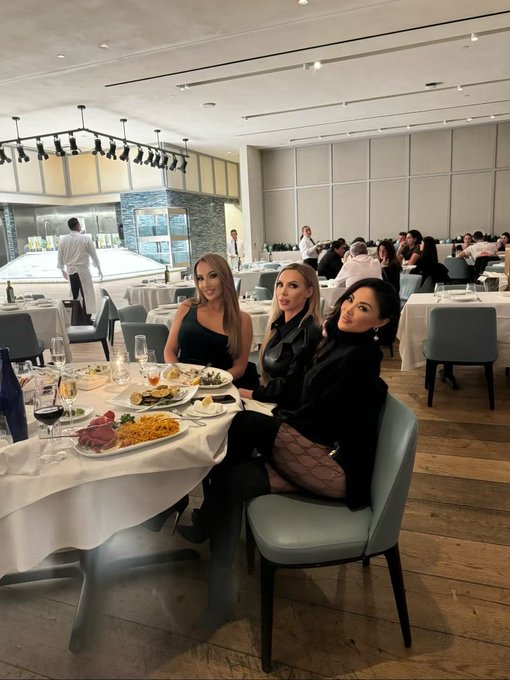 Birthday dinner for  @nikkibenz 🎉 amazing dinner tonight with our girl gang @KaylaniLive https://t.c<a class="tags" href="/tag/nikkibenz">@nikkibenz</a><a href="/tag/meangirls"class="tags"><span>#meangirls</span></a>