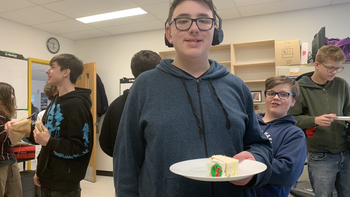 vendi55's tweet image. I appreciate all the kind words from everyone on the #PMaward. To find out classes watched and cheered then today threw me a little celebration took the cake literally and figuratively. #grateful #blessed 🙏 @oneilltitans @RCSD_No81