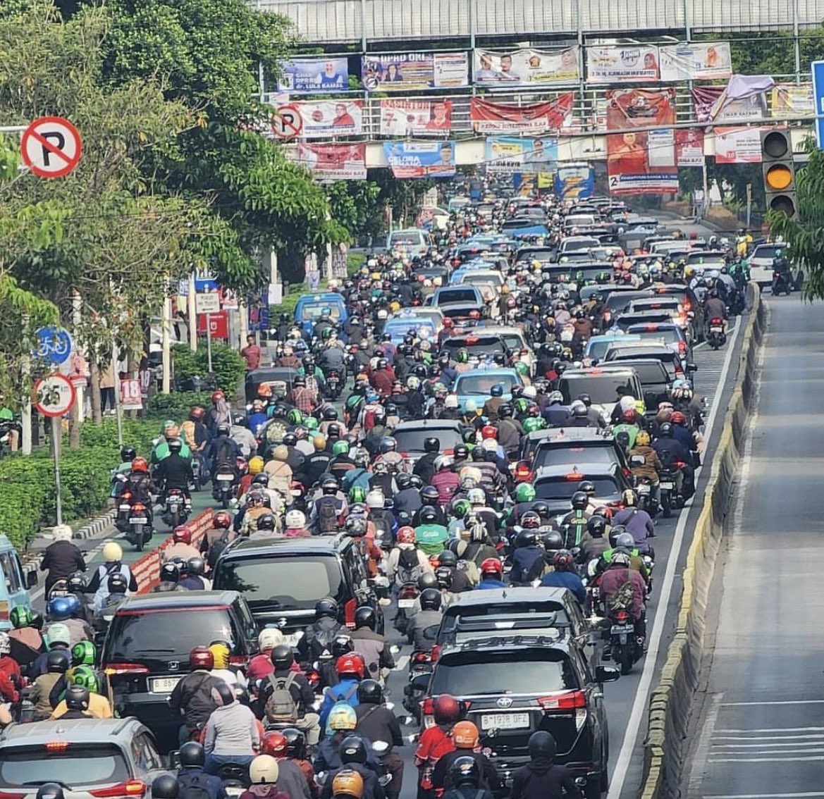 txtdrjkt's tweet photo. gausa ngeluh macet, kan umr nya gede https://t.co/2mT27szz9F