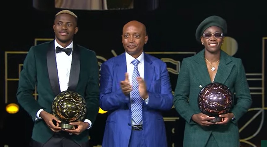 thenff's tweet photo. @CAF_Online President Patrice Motsepe flanked by winners of the Men's and Women's African Player of the Year awards - 🇳🇬@victorosimhen9 x 🇳🇬@AsisatOshoala 

We fly high, we keep soaring🦅

#CAFAwards2023 https://t.co/4vk8vQtvj2