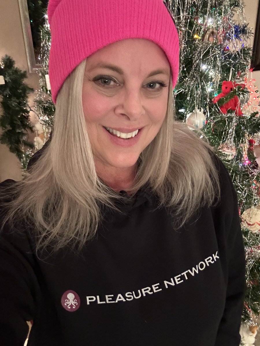 Happy Merry Tuesday!!❤️💞💜 Love the Pleasurely Merch!!🔥🥰 Especially the Hoodie!! It’s cold up here in Canada!! LOL❤️ app.pleasurely.com/c/AtomicBlonde @pleasurelycom @Pleasure_coin @adults_RT @RLordProd @pncreators @mym_of_expert @missnvus @Brittanybitch4u @p_orn_69 @polyannie01…