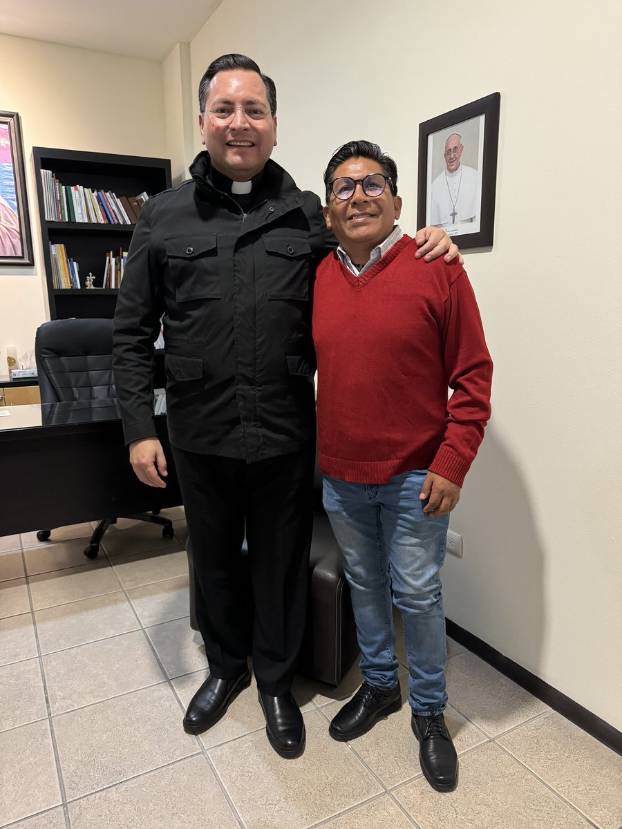 RHuallpara's tweet photo. Tuve el placer de conversar con César Andrade, párroco de la iglesia de la Virgen del Camino y vocero del Arzobispo Primado de Puebla. Poder compartir experiencias de vida y fortalecer la espiritualidad, brinda la fuerza y esperanza  para continuar trabajando por la gente sin voz https://t.co/neAxYpPXw6