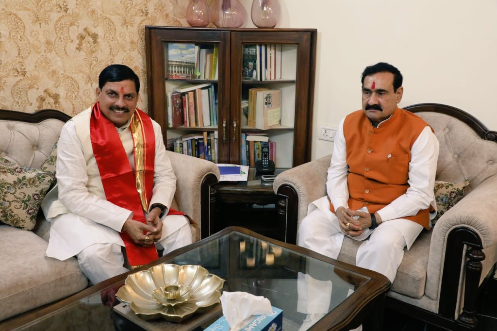 CMMadhyaPradesh's tweet photo. मध्यप्रदेश के नवनियुक्त मुख्यमंत्री श्री @DrMohanYadav51 ने पूर्व गृहमंत्री डॉ नरोत्तम मिश्रा से उनके निवास पर सौजन्य भेंट की। https://t.co/LXtEzDkGoM