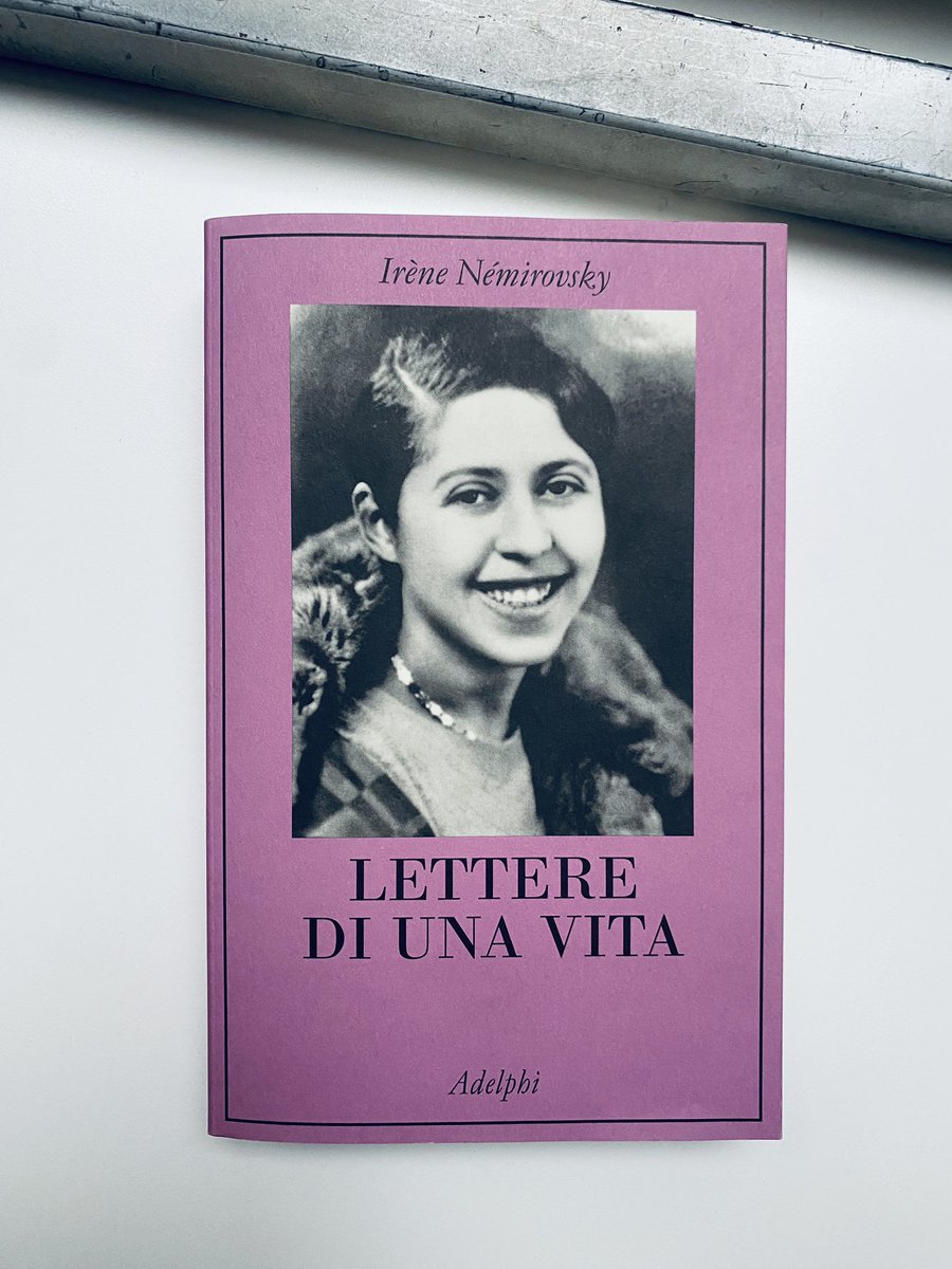 Irène Némirovsky raccontata dall'epistolario
25 anni di corrispondenza 

Le lettere sono state divise dal curatore, Olivier Philipponnat, in V parti: Spensieratezza (1913-1924), Celebrità (1929-1939), Incertezza (39-41), Angoscia (41-42) e Incubo (42-45) ansa.it/amp/sito/notiz…