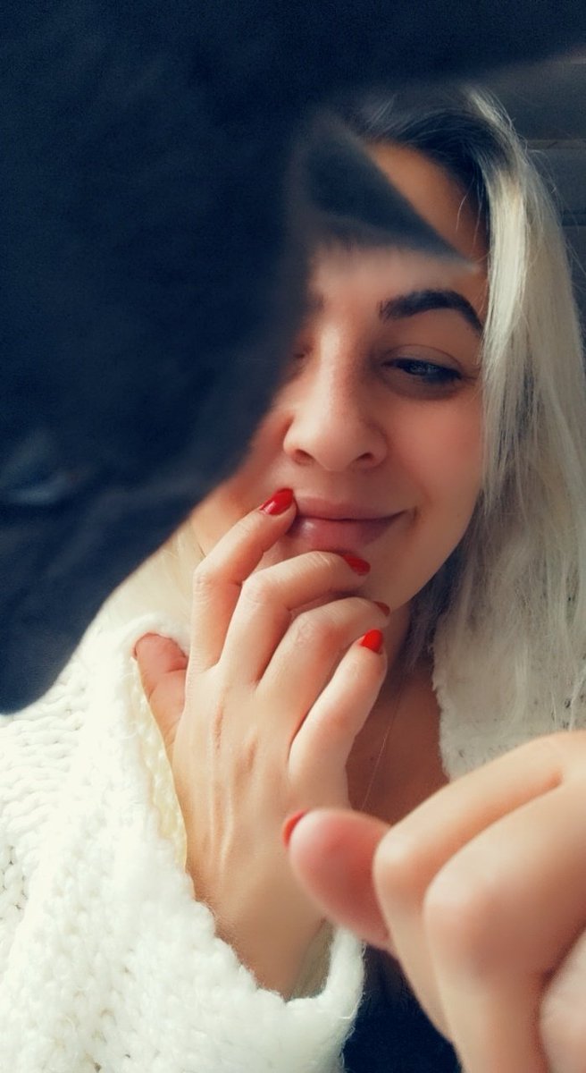 Günaydın.. ☕🤍🎶
Telefona bakmama deli oluyo.. 🥰🐈‍⬛
Çünkü benim telim, sürekli kedi videosu servis ediyo.. 😅😁