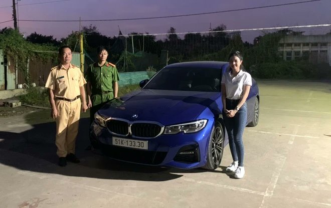 Cô gái lái BMW lên tới 140km/h ở Thủ Đức khai với cảnh sát là... muốn thử xe

Cô gái lái ô tô BMW quá tốc độ lên tới 140km/h vừa bị cảnh sát giao thông Thủ Đức lập biên bản và sẽ bị phạt tiền, tước bằng lái.

Tối 11-12, liên quan vụ "Xác minh video cô
